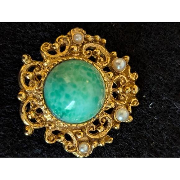 Vintage Gold Tone Filigree Earrings Green Cabochon Pearl Victorian Style - Picture 8 of 8